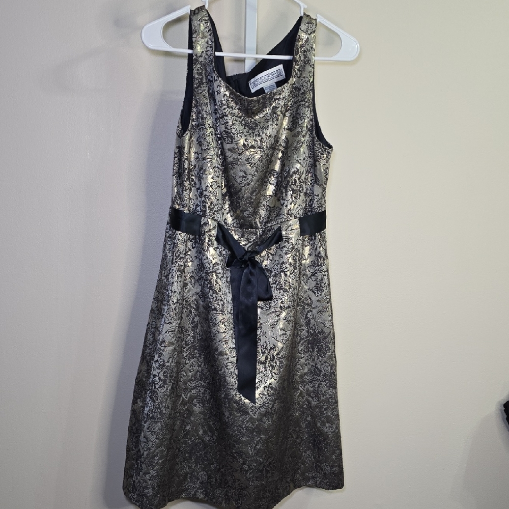 Jessica‎ Howard Black & Gold Sheath Midi Dress Sleeveless Scoop Neck Sz 12 P